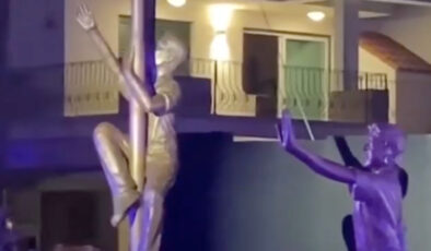 Güney Kıbrıs Rum Kesimi, Türk bayrağını indirmeye çalışan Solomou’nun heykelini yaptı