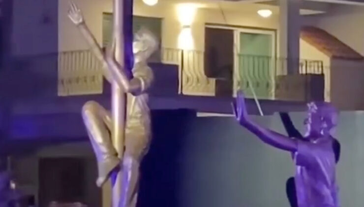 Güney Kıbrıs Rum Kesimi, Türk bayrağını indirmeye çalışan Solomou’nun heykelini yaptı