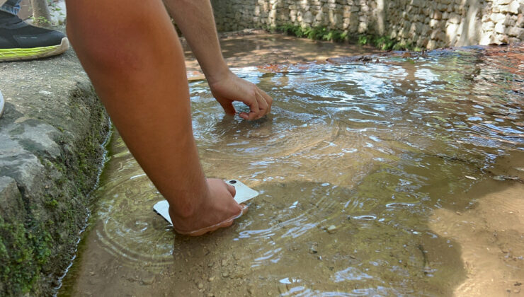 Hatay’da sıcaklık 45 dereceyi buldu: Telefonlarını suda soğuttular