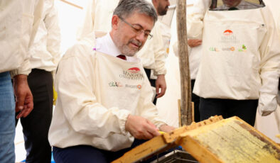 İbrahim Yumaklı, AB tescilli Bingöl balının ilk sağımını yaptı