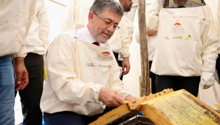 İbrahim Yumaklı, AB tescilli Bingöl balının ilk sağımını yaptı