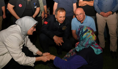 İçişleri Bakanı Yerlikaya deprem bölgesinde vatandaşlarla sohbet etti