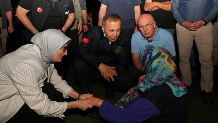 İçişleri Bakanı Yerlikaya deprem bölgesinde vatandaşlarla sohbet etti
