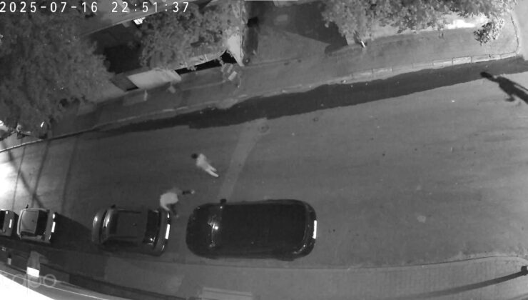 İstanbul’da park halindeki otomobile yumruk attı