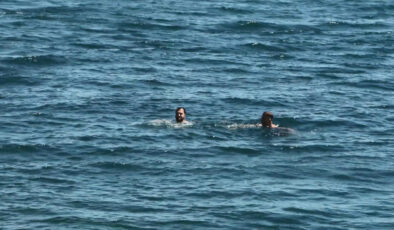 İstanbul’da sıcaktan bunalanlar Sirkeci Sahili’ne akın etti