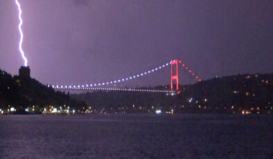 İstanbul’da yağış etkili oldu: Şimşekler geceyi aydınlattı