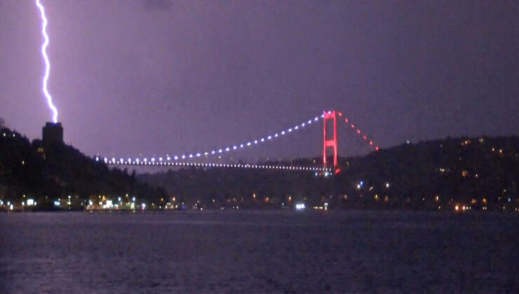 İstanbul’da yağış etkili oldu: Şimşekler geceyi aydınlattı