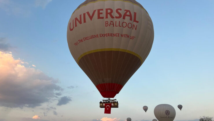 Kapadokya’da balonlar, Türk bayrakları ile havalandı