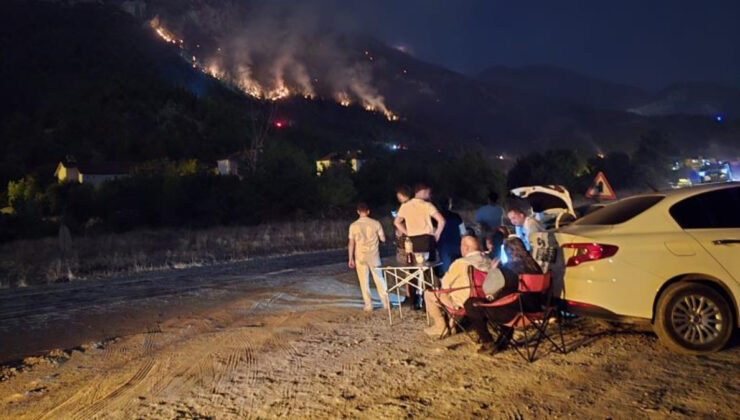 Karabük’te orman yangınını çay içerek izlediler