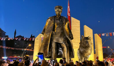 Keçiören Belediyesi’nden Atatürk ve bozkurt heykeli
