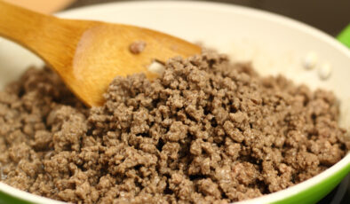 Kıymayı böyle kavurun! Topak topak değil tane tane yapıyor…