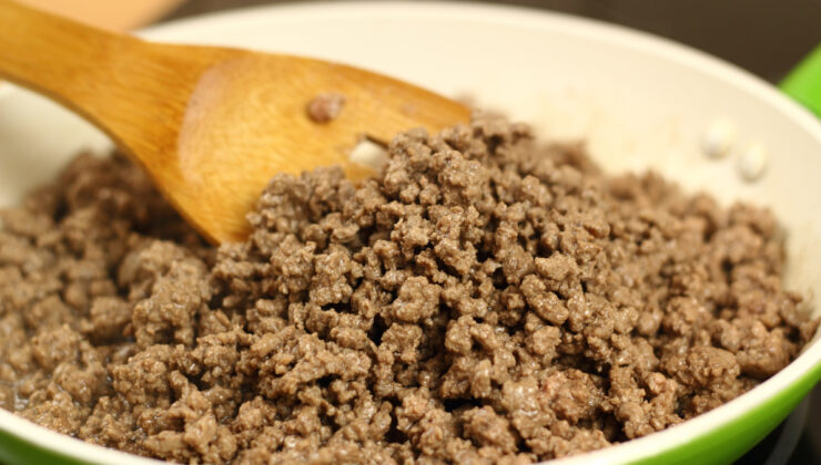 Kıymayı böyle kavurun! Topak topak değil tane tane yapıyor…