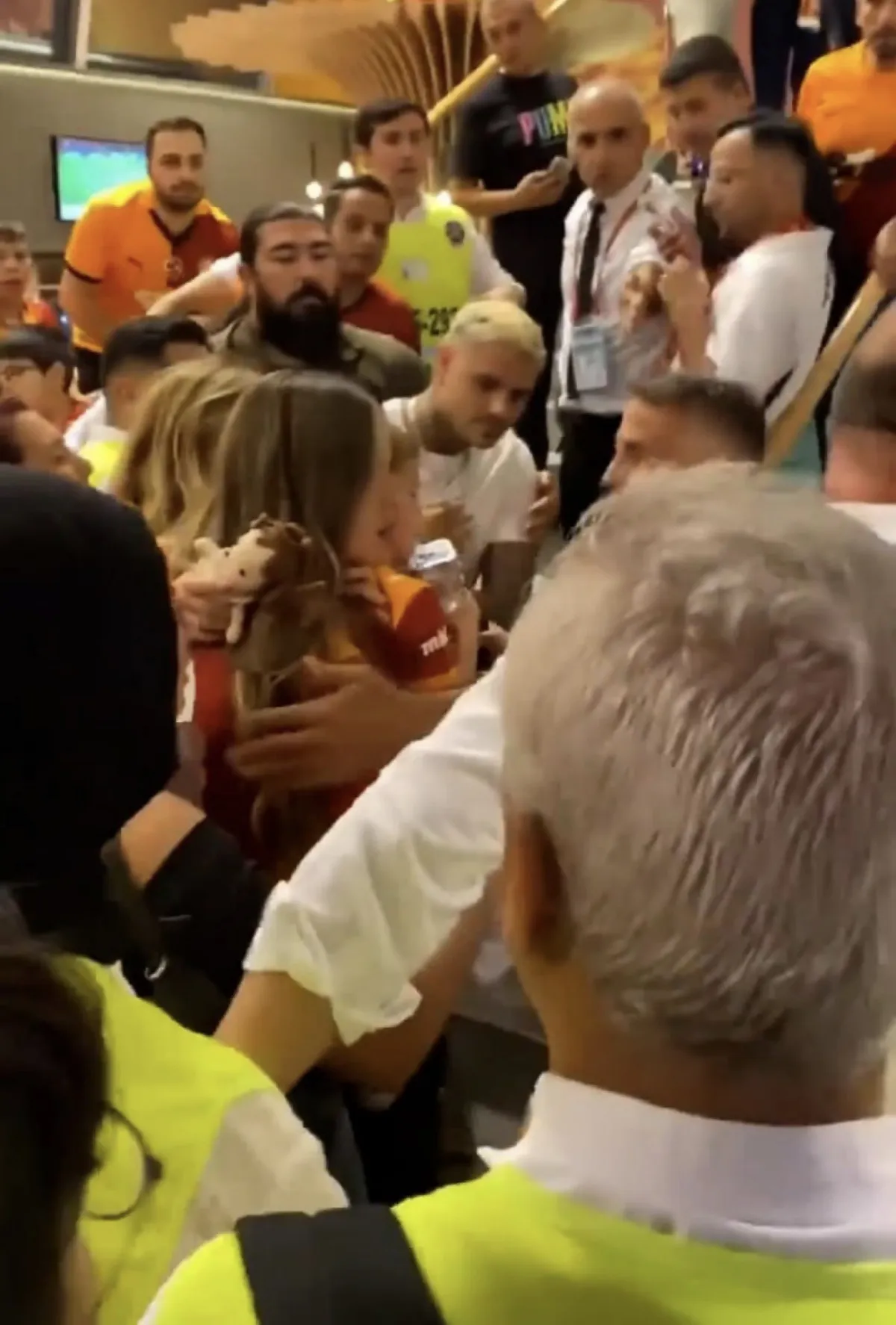 mauro-icardi-taraftara-kafa-atti