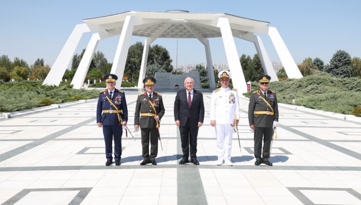 Milli Savunma Bakanı Güler’den Devlet Mezarlığı’na ziyaret