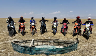 Motosikletleriyle kuruyan Akşehir Gölü’ne dikkat çektiler