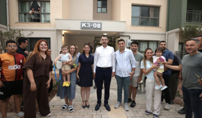 Murat Kurum, yeni evine kavuşan depremzede aileye misafir oldu