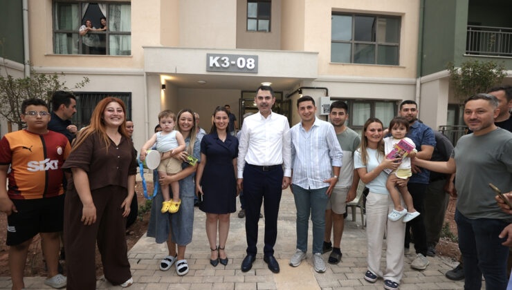 Murat Kurum, yeni evine kavuşan depremzede aileye misafir oldu