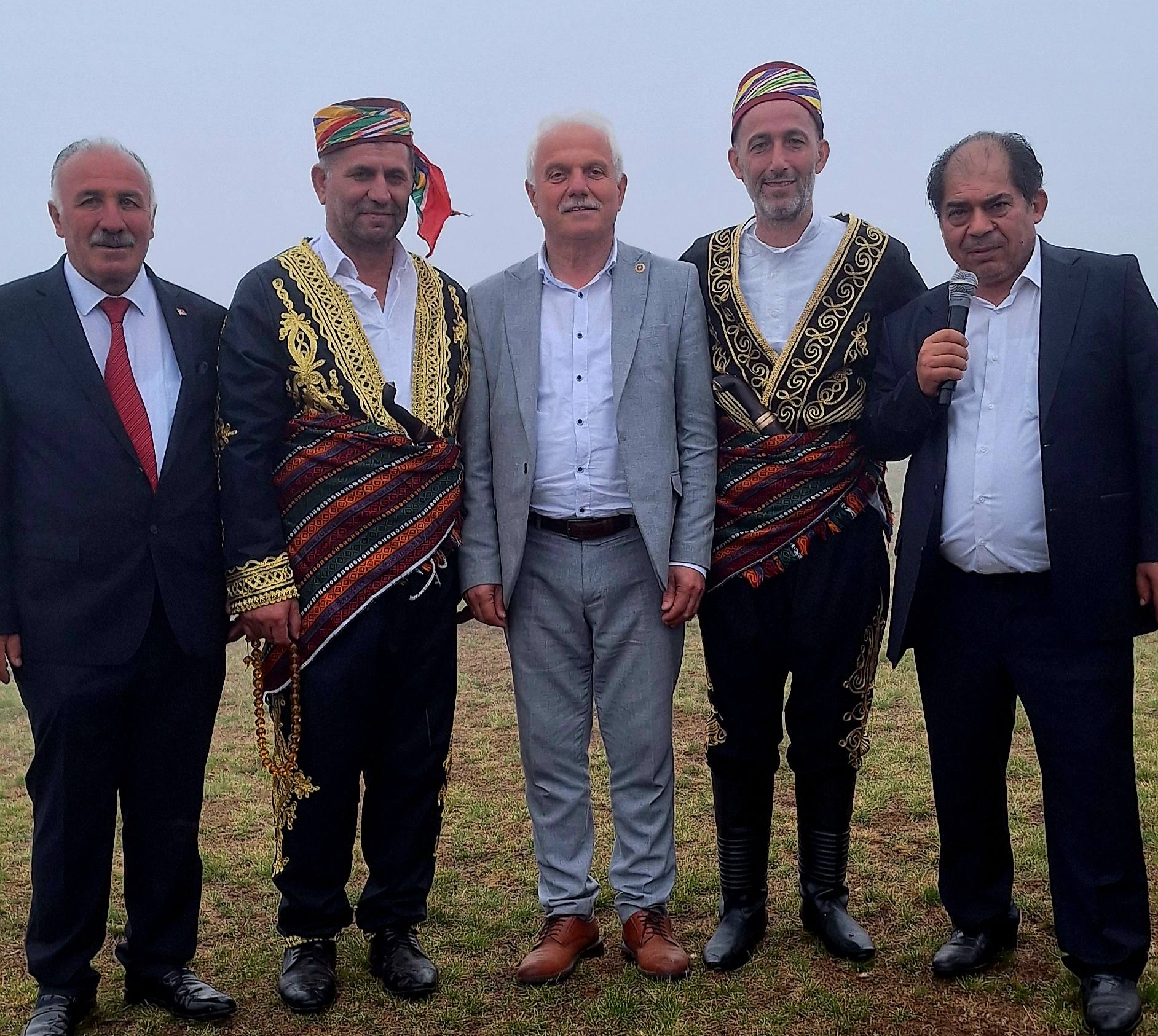 Şebinkarahisar'ın Diler Köyü'nün uzun yıllar boyunca maddi ve manevi destekçisi olan esnaf Hacı Nail Cengiz, köy halkının gönlünde taht kurdu. Köyün her türlü ihtiyacına koşarak, "yorulsam da ipin ucu bende doğrulur" diyerek azimle çalışmaya devam eden Cengiz'in bu vefalı duruşu, takdirle karşılanıyor.

Anlamlı Buluşma ve Teşekkür
Diler Köyü'nde düzenlenen özel bir günde, köye yaptığı katkılardan dolayı Hacı Nail Cengiz'e teşekkür edildi. Bu anlamlı güne Ruşen Aydeniz de katıldı ve Cengiz'in köy için yaptığı çalışmaların ne kadar değerli olduğunu bir kez daha gösterdi. Etkinlik, katılımcılar için unutulmaz anlar yaşattı.

Köy Halkının Duaları ve Temenniler
Köy halkı, Hacı Nail Cengiz'e olan minnettarlığını "Ömrünüz uzun; sağlığınız daim olsun" sözleriyle ifade etti. Bu temenniler, Cengiz'in Diler Köyü'ne olan bağlılığının ve köy halkının ona duyduğu sevginin bir göstergesi oldu. Cengiz'in köy için harcadığı emekler, gelecek nesillere örnek teşkil etmeye devam edecek.