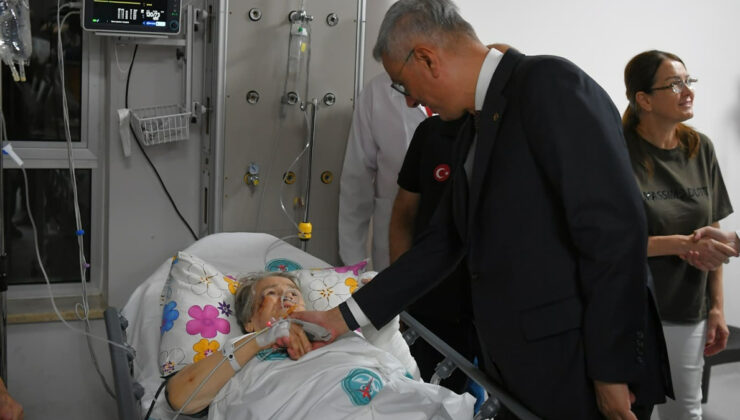 Sağlık Bakanı Memişoğlu depremde yaralanan vatandaşları ziyaret etti