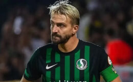 Sakaryaspor forması giyen Caner Erkin ilk resmi maçında kırmızı kart gördü