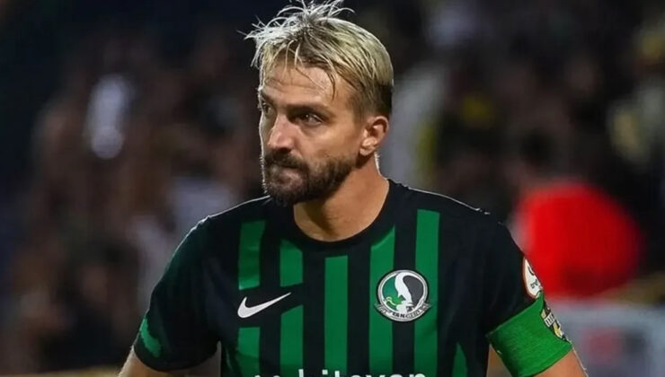 Sakaryaspor forması giyen Caner Erkin ilk resmi maçında kırmızı kart gördü