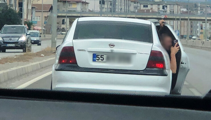 Samsun’da trafikte tehlikeli yarış: Kapıyı açıp video çektiler