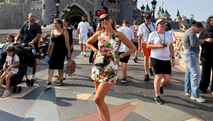 Şarkıcı Hadise, Disneyland’da! Çocuklar gibi eğlendiği kareleri yayınladı