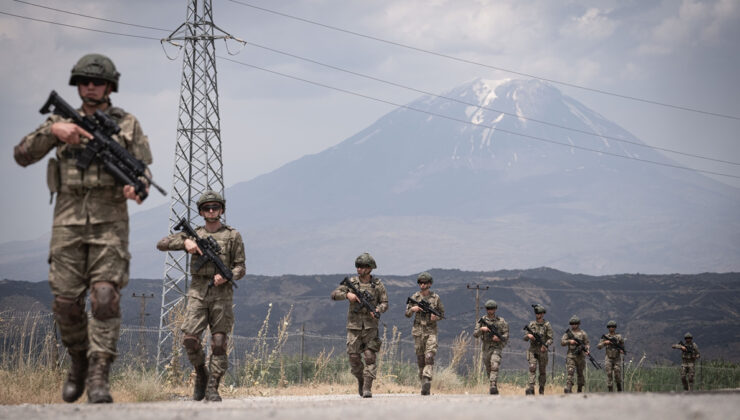 Sınırda vatan nöbeti: Ağrı’da Mehmetçik yasa dışı geçişlere izin vermiyor