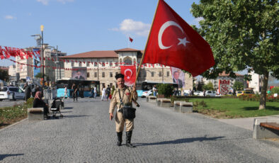 Tarih kokan kıyafetleriyle Sivas sokaklarında dolaşıyor: Görenler dönüp bir daha bakıyor