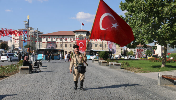 Tarih kokan kıyafetleriyle Sivas sokaklarında dolaşıyor: Görenler dönüp bir daha bakıyor