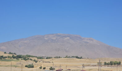 Türkiye’nin en yüksek üçüncü dağını kuraklık vurdu: Süphan’da karlar eridi