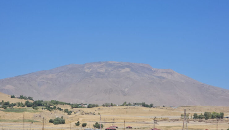 Türkiye’nin en yüksek üçüncü dağını kuraklık vurdu: Süphan’da karlar eridi
