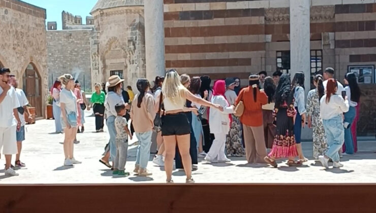 Van’da tarihi camiye uygunsuz kıyafetle girdiler: Cemaat tepki gösterdi