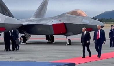 Vladimir Putin’in üzerinden bombardıman uçağının geçtiği anlar kamerada