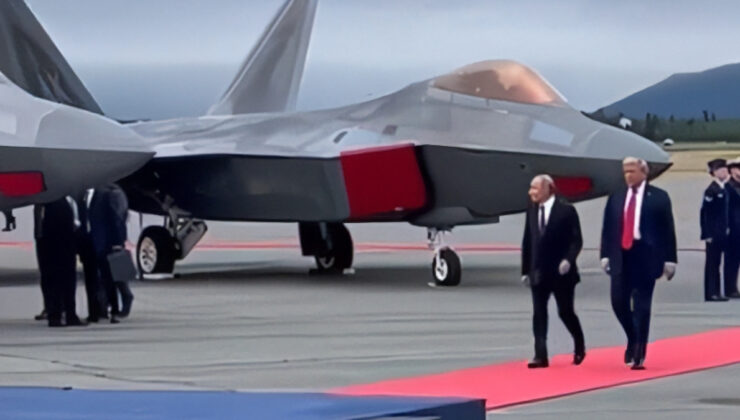 Vladimir Putin’in üzerinden bombardıman uçağının geçtiği anlar kamerada