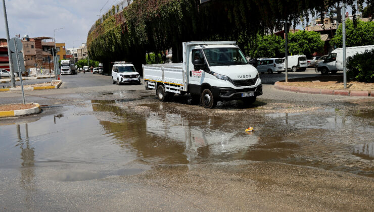 Adana’da su borusu patladı: Cadde göle döndü