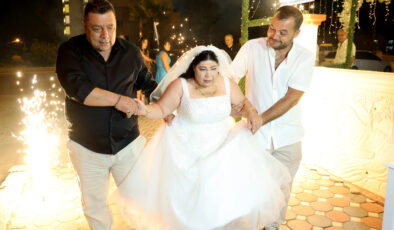 Adana’da zihinsel engelli kadının hayali temsili düğünle gerçekleşti