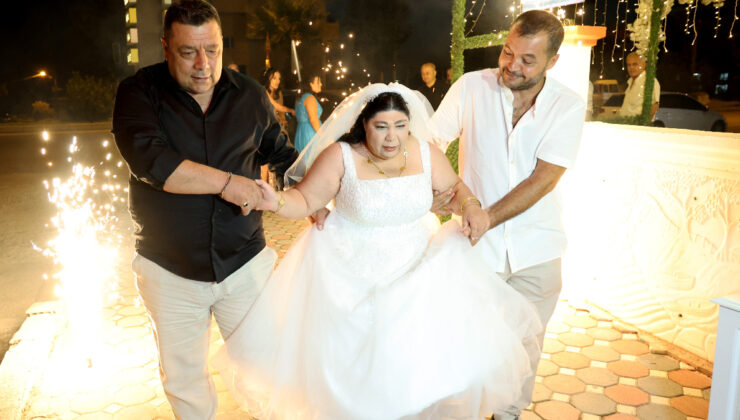 Adana’da zihinsel engelli kadının hayali temsili düğünle gerçekleşti