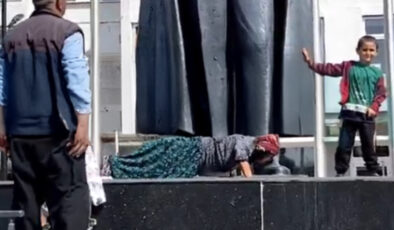 Aksaray’da Atatürk heykelinin ayaklarına sarıldı, dakikalarca öptü