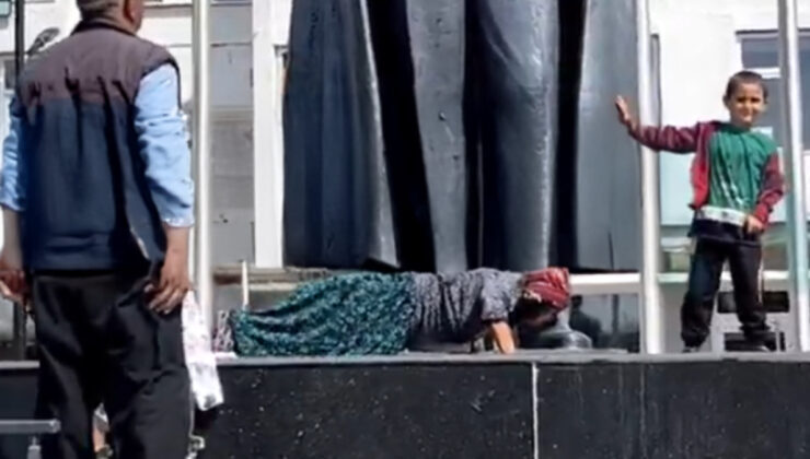 Aksaray’da Atatürk heykelinin ayaklarına sarıldı, dakikalarca öptü