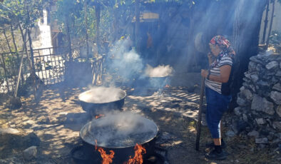 Antalya’da geleneksel yöntemlerle pekmez üretimi