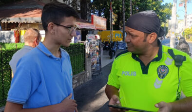 Antalya’da genç sürücü, ehliyet sevincini polisle paylaştı
