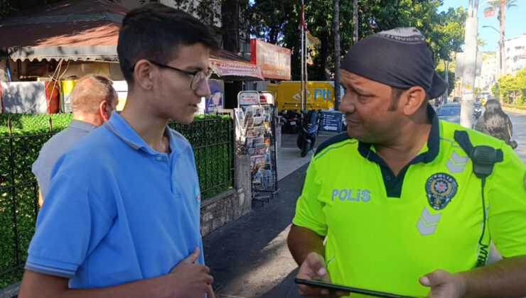 Antalya’da genç sürücü, ehliyet sevincini polisle paylaştı