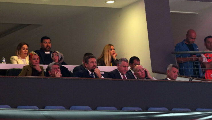 Bakan Bak ile başkanlar Adalı ve Saran derbiyi birlikte izledi!