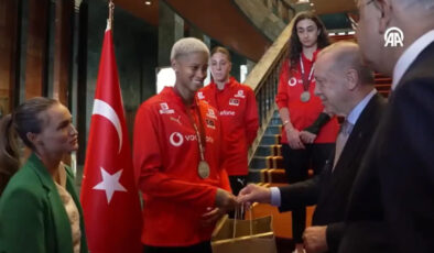Beştepe’de ağırlanan İlkin Aydın’ın Cumhurbaşkanı Erdoğan’a karşı garip halleri