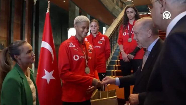 Beştepe’de ağırlanan İlkin Aydın’ın Cumhurbaşkanı Erdoğan’a karşı garip halleri