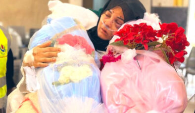 Bir annenin en ağır yükü: Gazzeli bir anne katledilen evlatlarına son defa sarılıyor