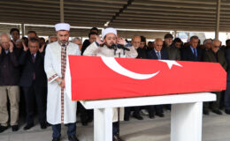 Bülent Bakiler, vasiyeti üzerine Sivas’ta anne ve babasının yanına defnedildi