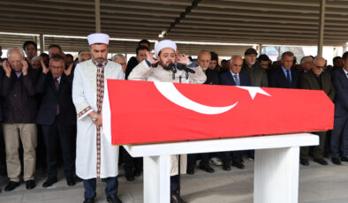 Bülent Bakiler, vasiyeti üzerine Sivas’ta anne ve babasının yanına defnedildi