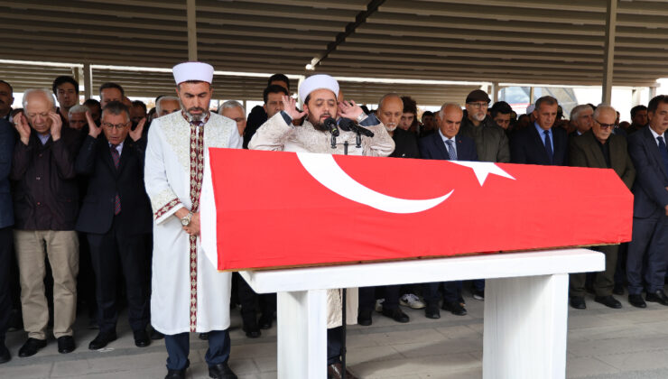 Bülent Bakiler, vasiyeti üzerine Sivas’ta anne ve babasının yanına defnedildi